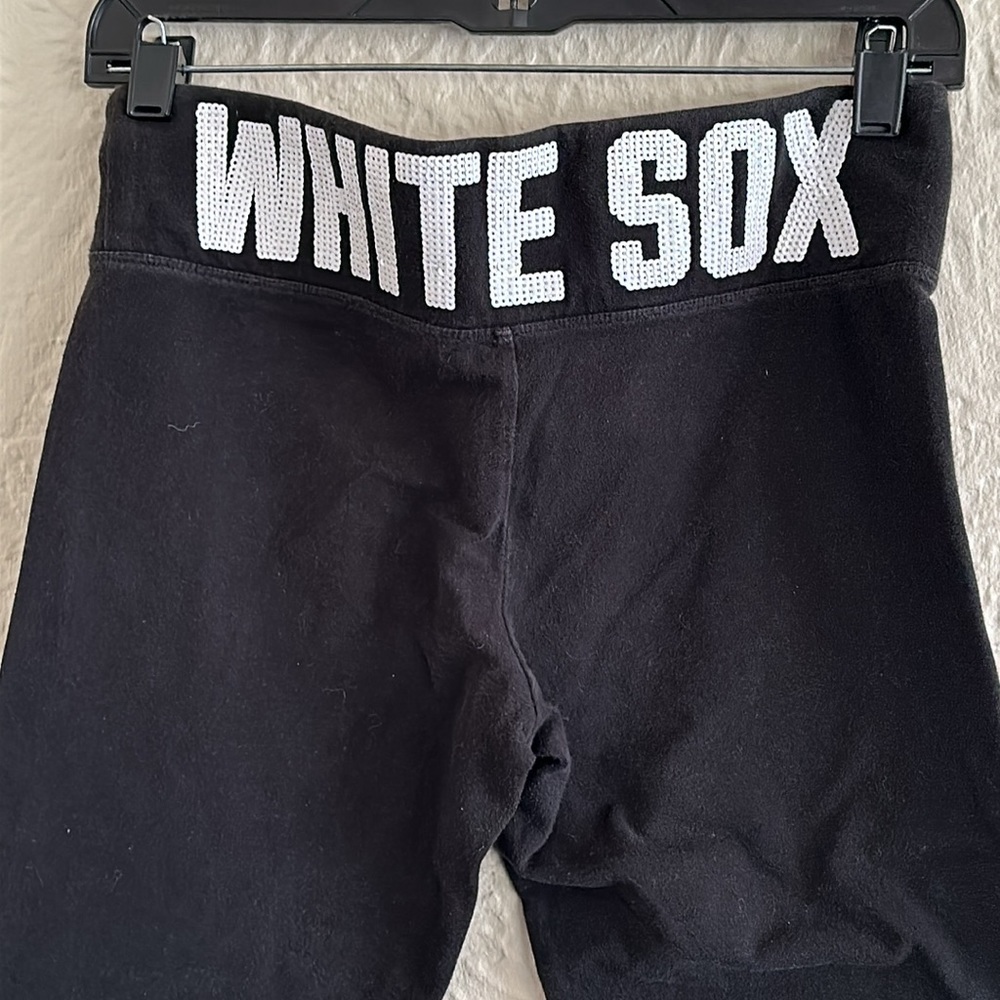 Victoria’s Secret Pink White Sox Sequin Bling Black Cropped Capri Leggings MLB M - Picture 6 of 7